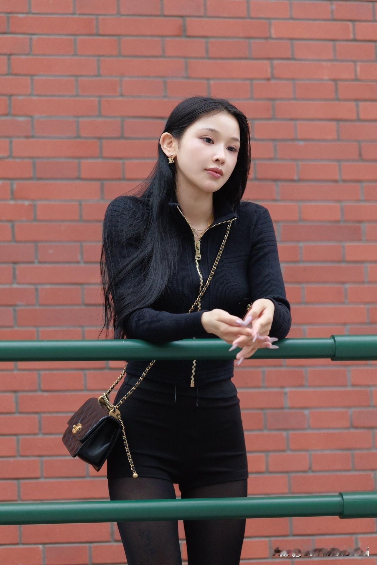 都市女孩的时尚穿搭，黑色套装搭配金色链条，尽显优雅气质。
