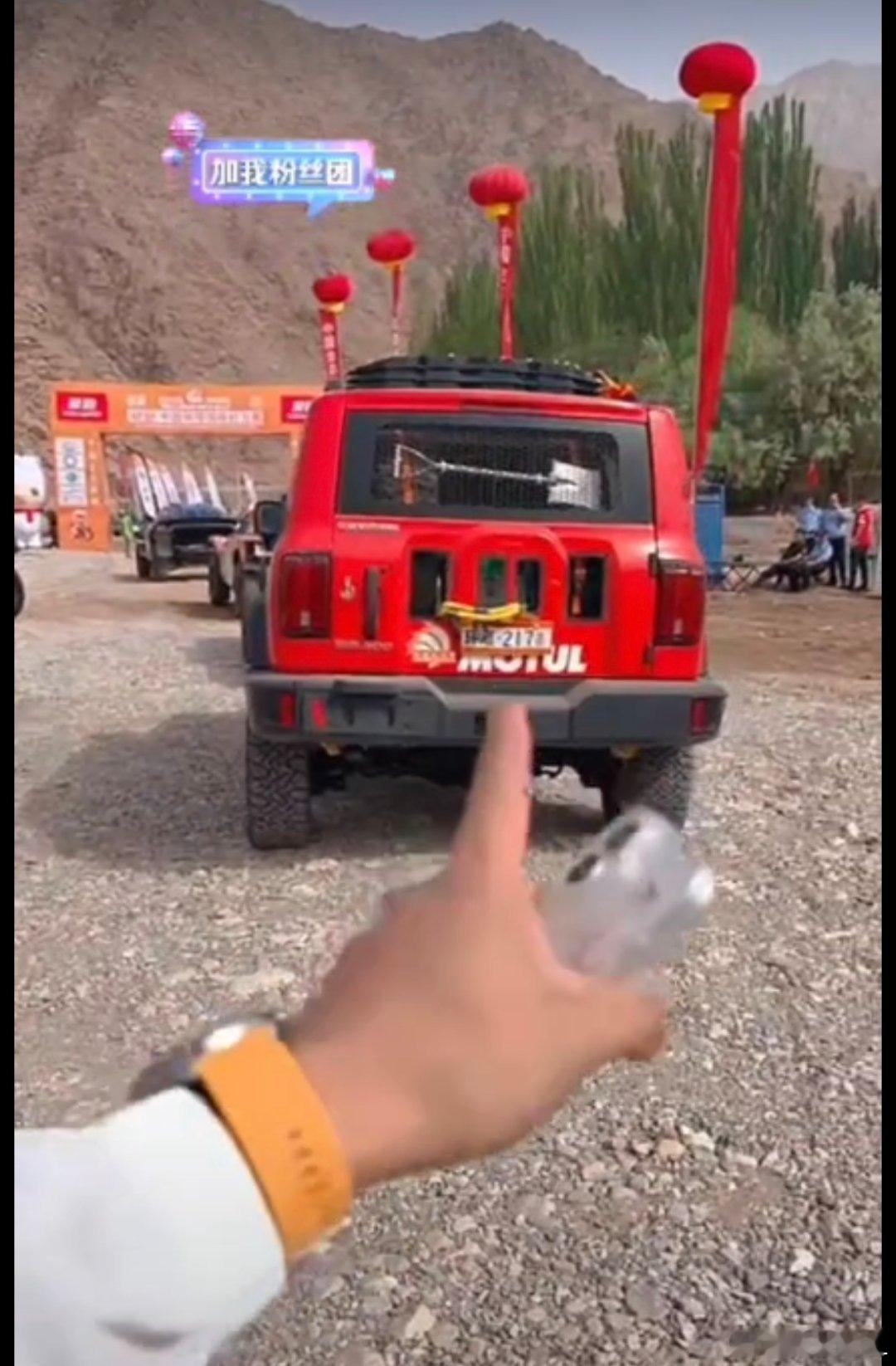 我快被坦克这个217号赛车笑死。全场这么多车，只有这一台把拖车绳直接挂在外面。这