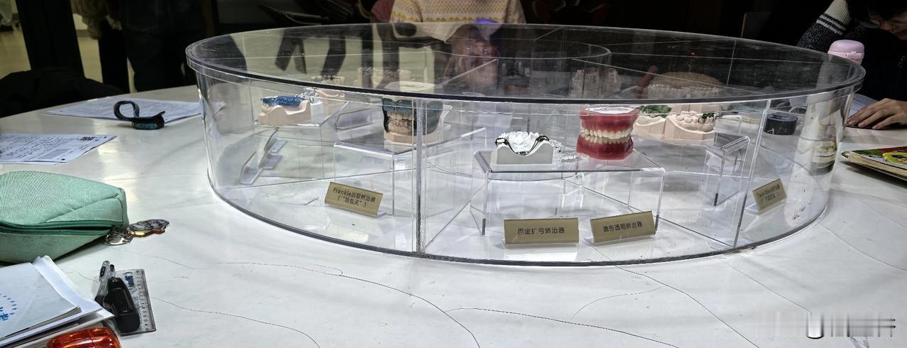 今天又在医院见到了江苏特产常见场景，生病或者就医的孩子们排排坐写作业，医院甚至贴