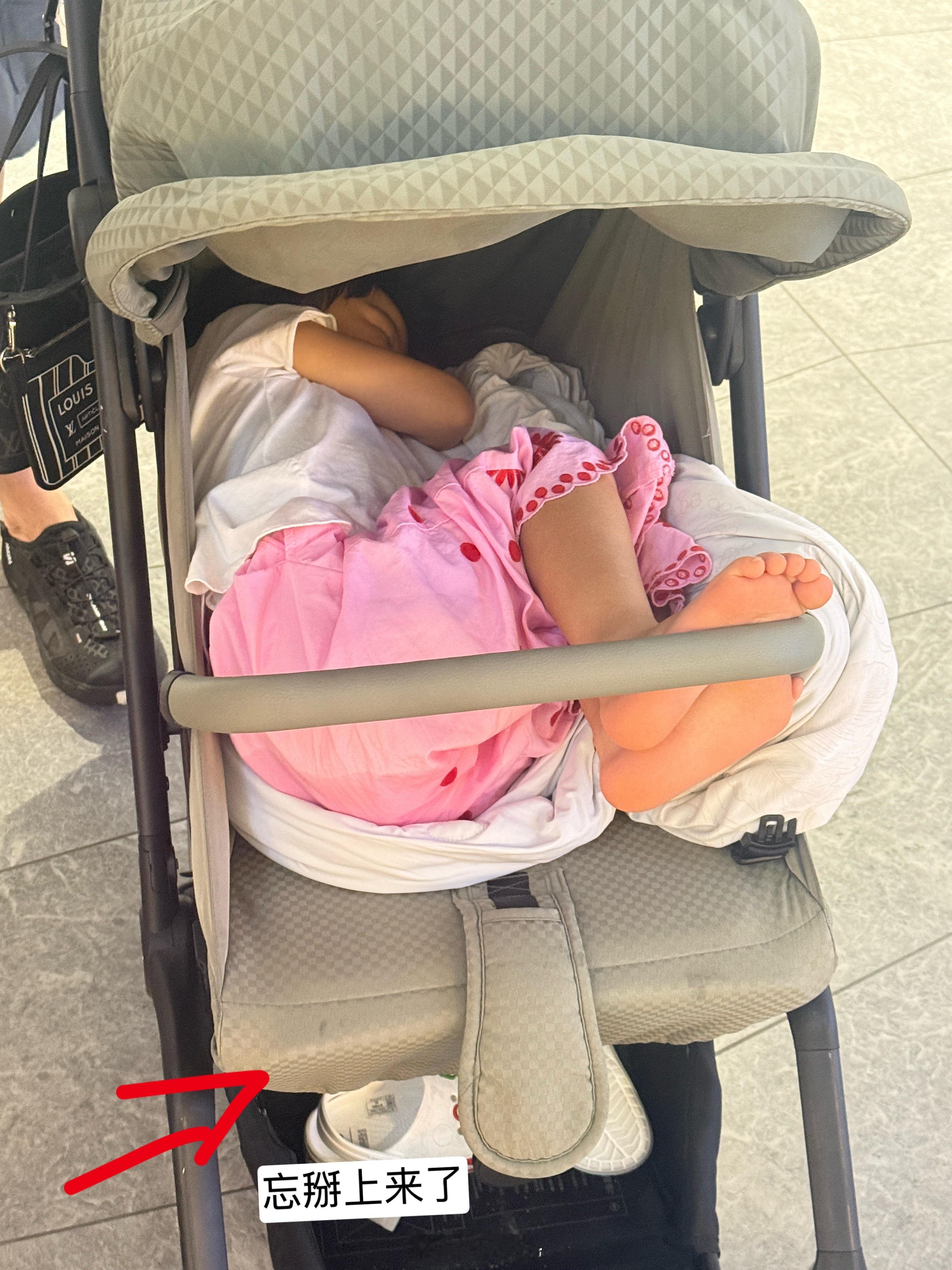 忘了把婴儿车调成平躺模式，小小空间里，孩子就这么自适应了