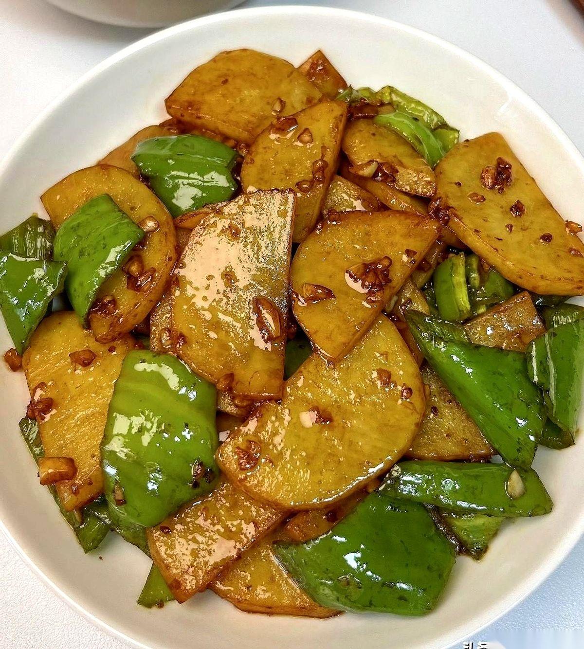 他儿子就那么跪在那，才上大学的年纪，脸上一点表情都没有，木木的。
我当时心里咯噔