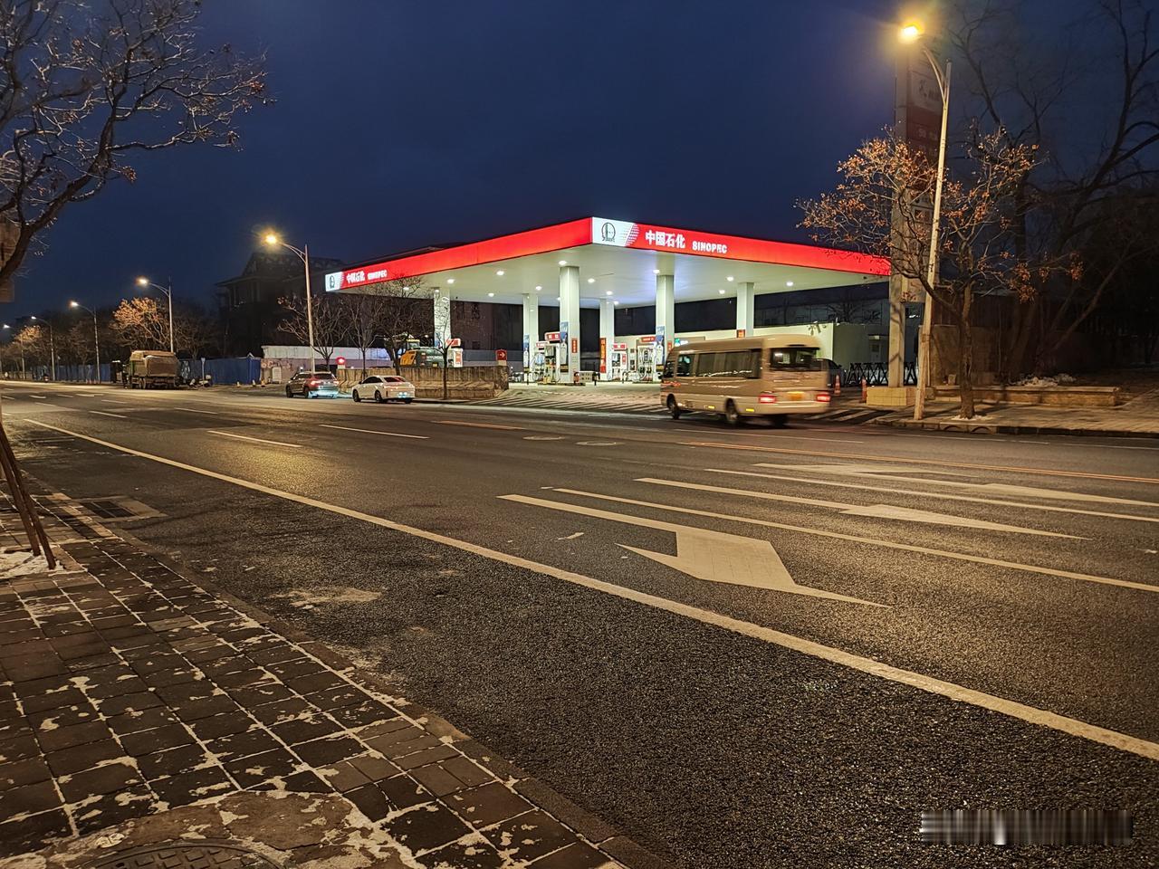 给车加油，最近师傅们老问需不需要其它其它日常百货，我说你们这垄断行业怎么最近加大