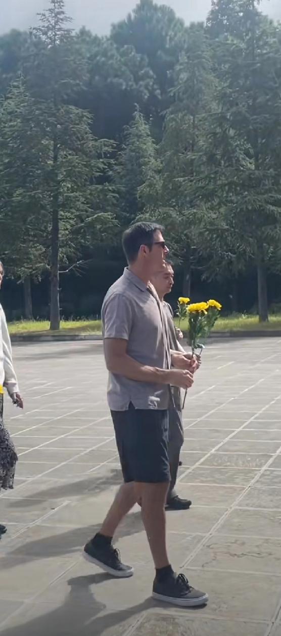 史迪威将军后人双眼含泪，祭拜松山娃娃兵。
松山的硝烟仿佛还没散尽，松山战役娃娃兵