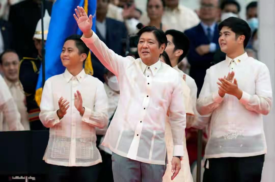 ​有其父必有其子，小马科斯因为防洪工程款项的问题而深陷腐败的丑闻。这时候，这些问