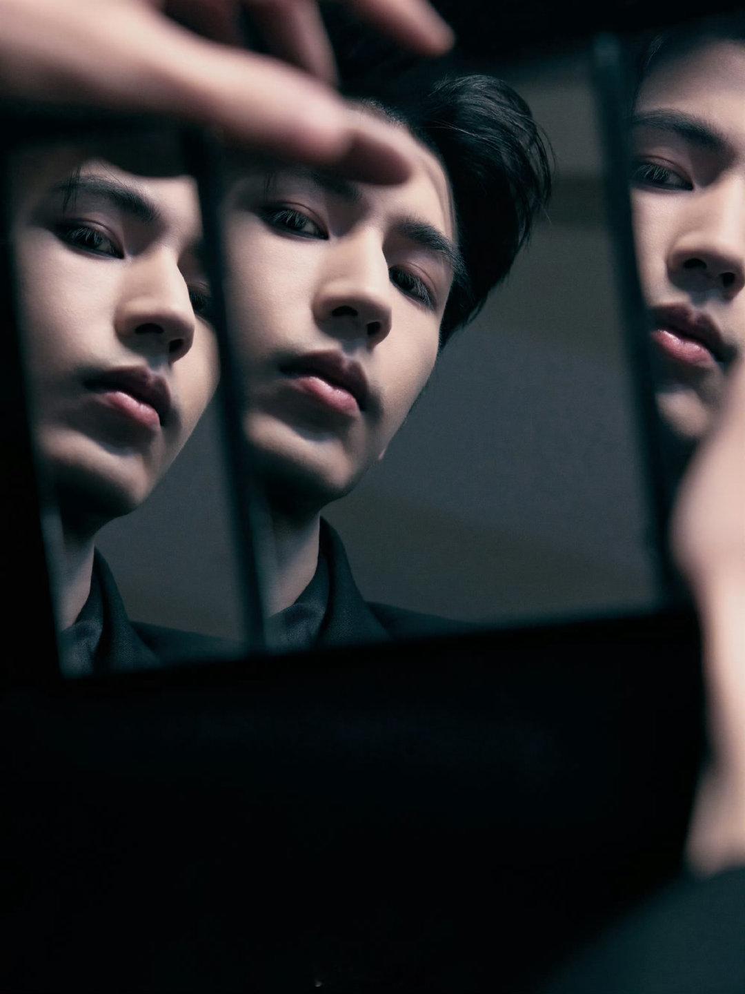 张凌赫像来谈收购的 张凌赫这个无情绪的俯视太权威了！！真的像是来谈收购的！急需张