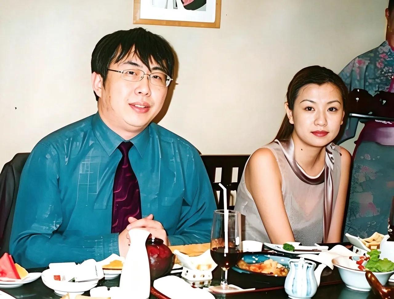 2000年10月的一个晚上，北京一家俱乐部里坐满了人。忽然有人的手机响了，聂卫平