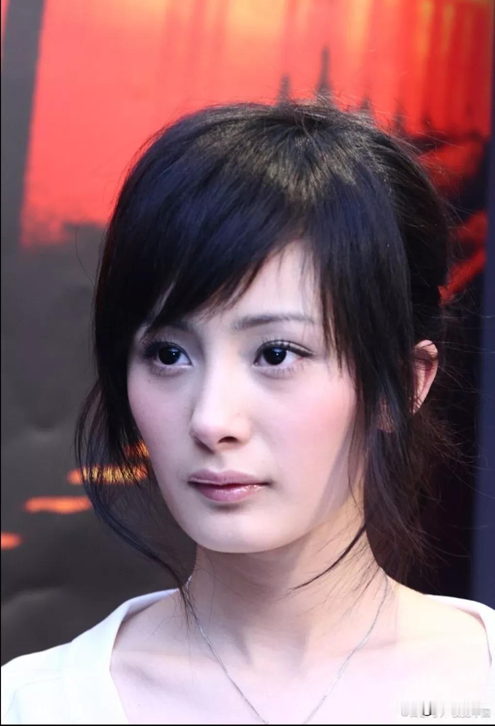 那时候的杨幂，“嫩牛五方”怎么了？还不是秀色可餐吗？没有任何的科技感，纯纯的妈生