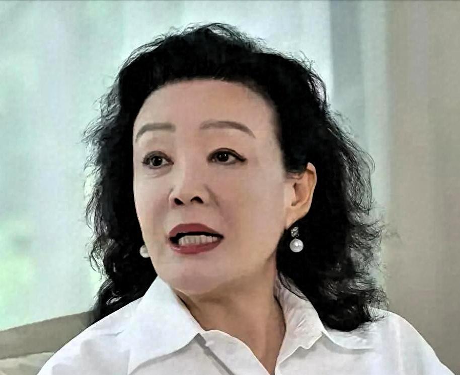 兰姐是她婆婆，圣诞节筱梅送了兰姐礼物，兰姐很高兴啊，不停地夸筱梅，还嘱咐中餐厅经