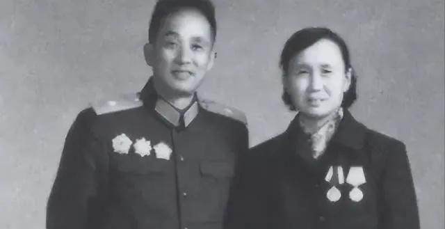 1948年，31岁的开国中将周志坚在组织的安排下举办了婚礼，新娘是19岁的矫明。