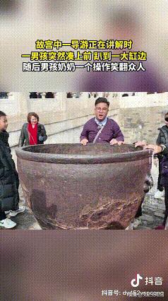 “干得漂亮！”3月5日，北京，一导游正在故宫讲解，一名小男孩突然凑上前，开始攀爬