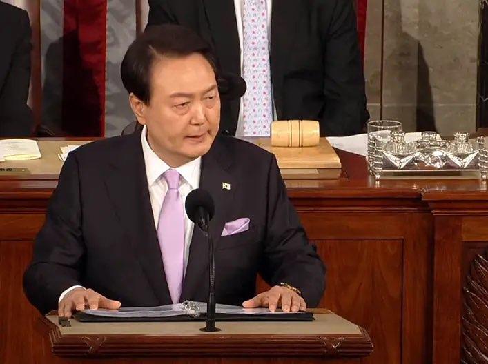尹锡悦，这回彻底栽了。
7月27日下午两点，首尔中央地方法院一锤定音：韩国前总统