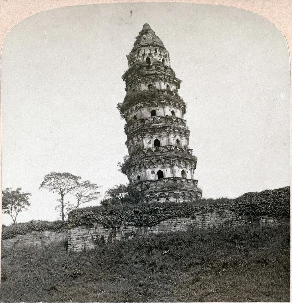 1900年，美国摄影师詹姆斯·利卡尔顿在苏州拍摄的虎丘斜塔，照片中古塔矗立在虎丘