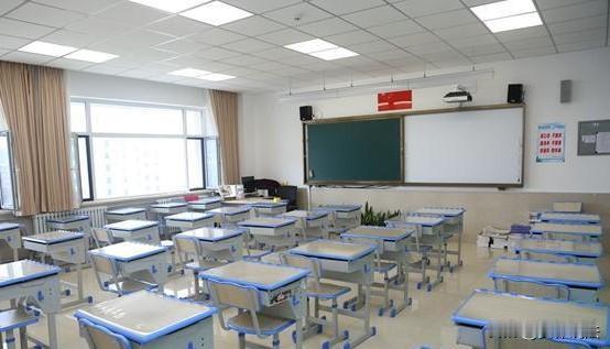 四川凉山，7年级男生在操场练操后，将衣服以及“英雄带”交给同学看管，而后发现“英