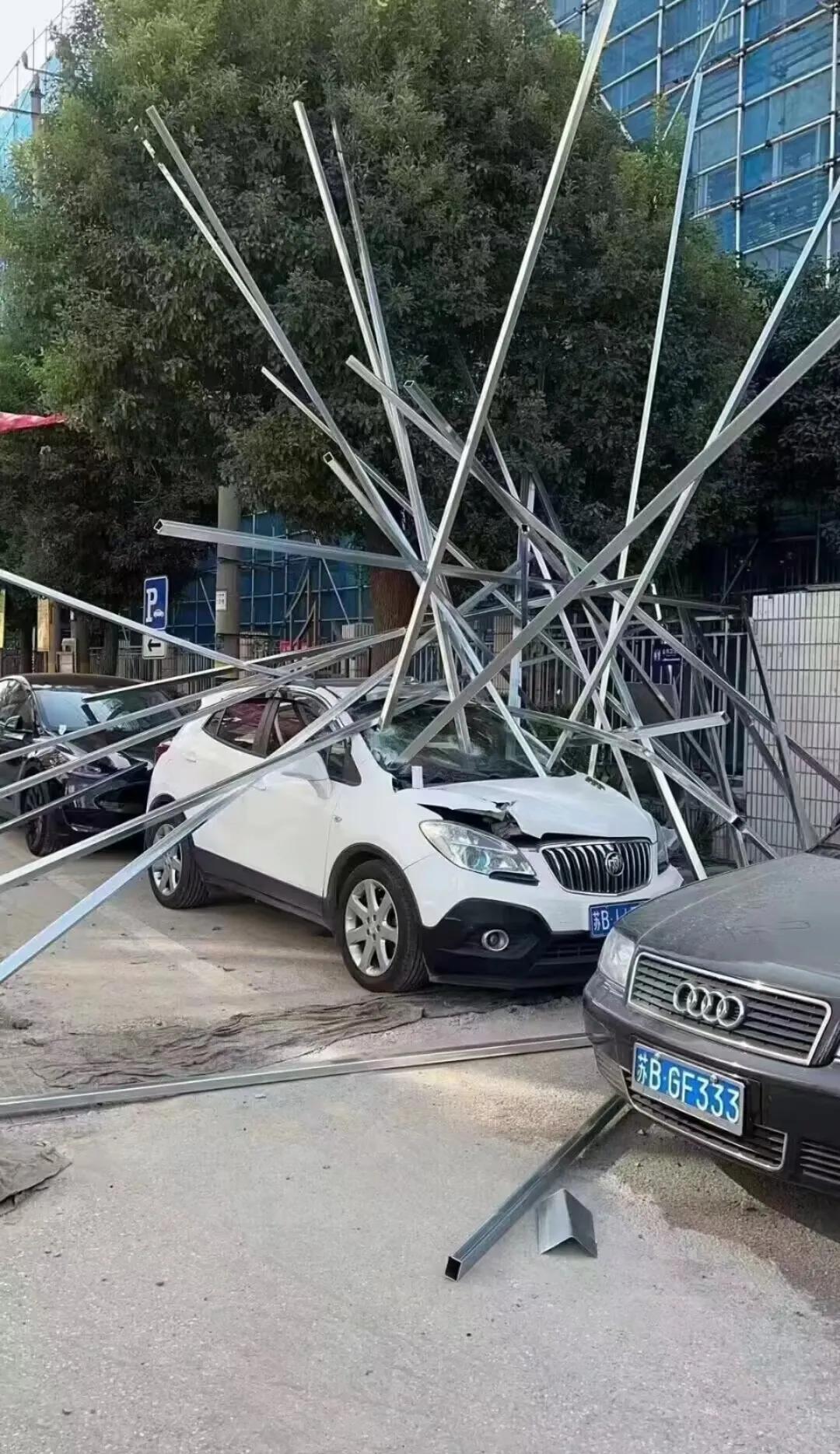 这位无锡车主，到底是幸运，还是不幸运？路边停车整出个万箭穿心。