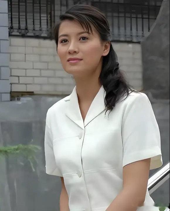 史兰芽当年拍完《围城》走红，陈道明当众夸她是梦中情人，她转头就跟家里要来户口本，