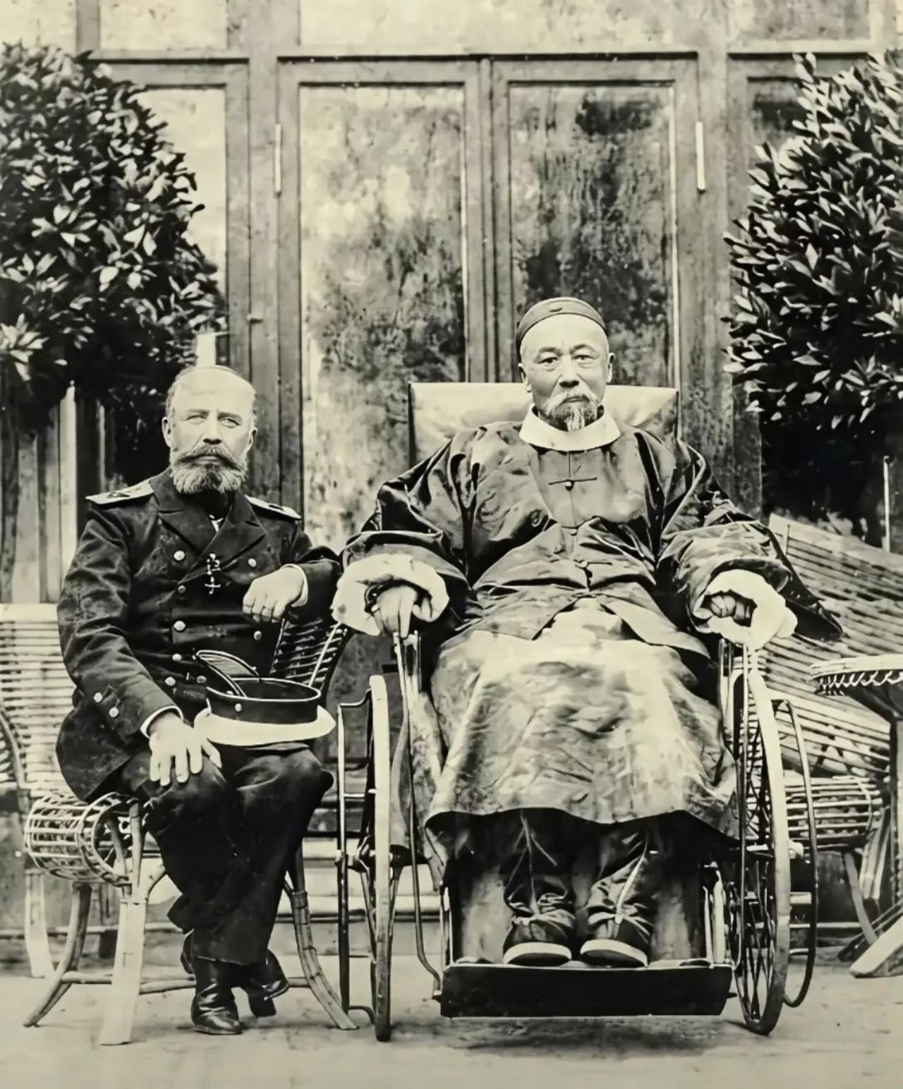 很多人以为李鸿章签完《马关条约》就辞官躲骂了？根本不是。这张照片拍于1896年，