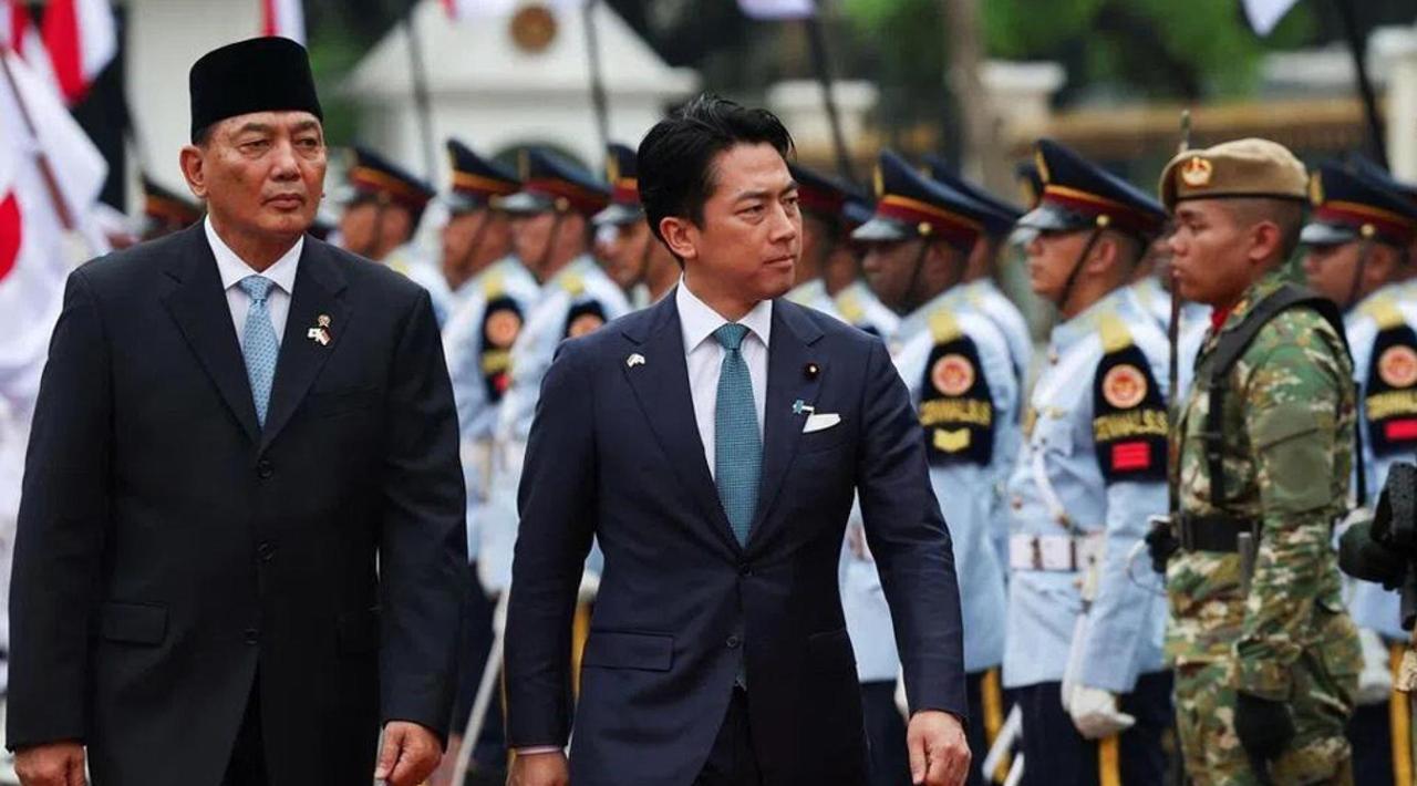5月初，日本首相高市早苗在澳大利亚下跪献花，防卫大臣小泉进次郎则在印尼签下防务协
