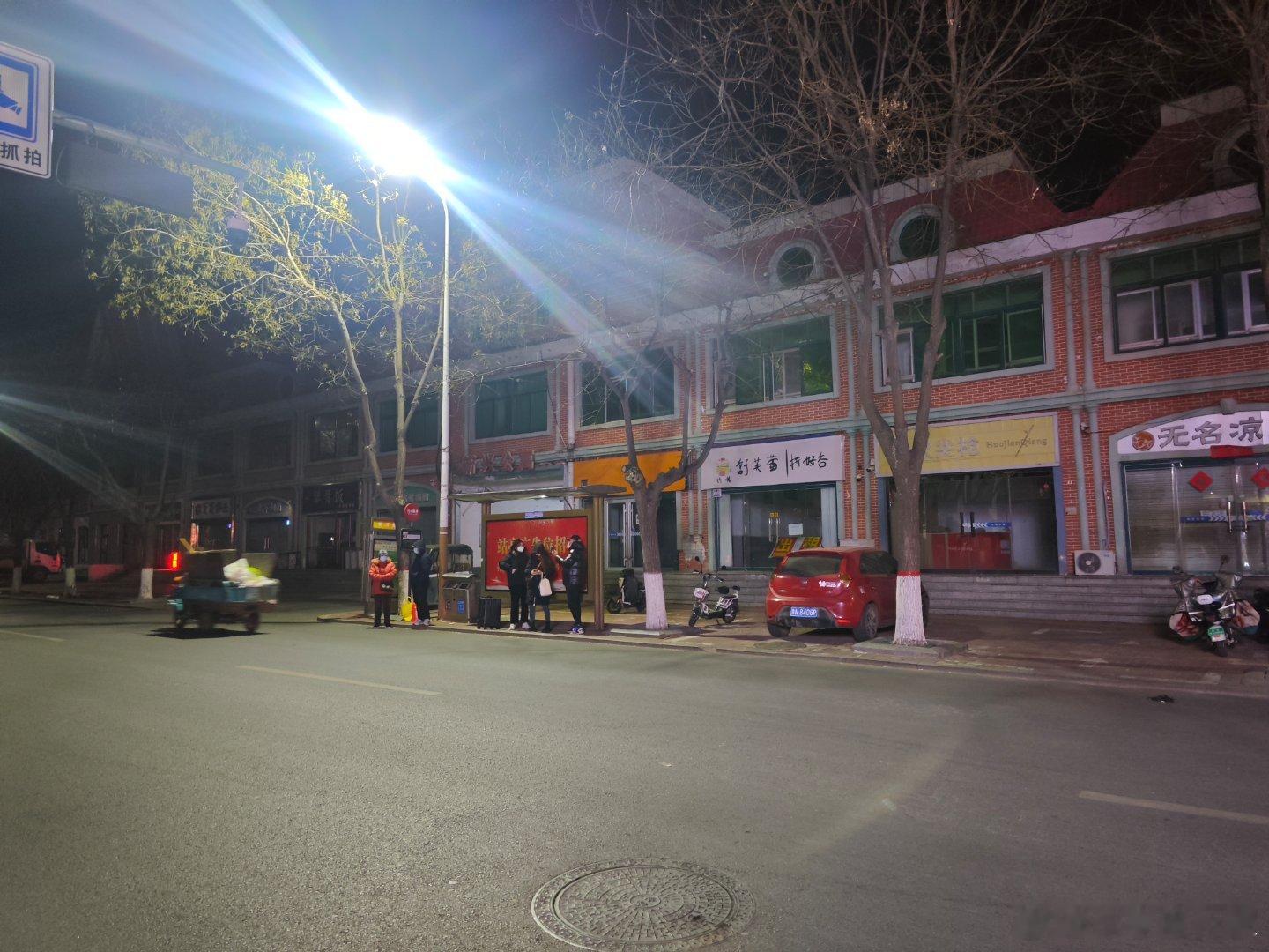 北方的凌晨，空气冷的仿佛刀子，一点点的刮着你腿上的肉，但还是很多上班族在焦急的等