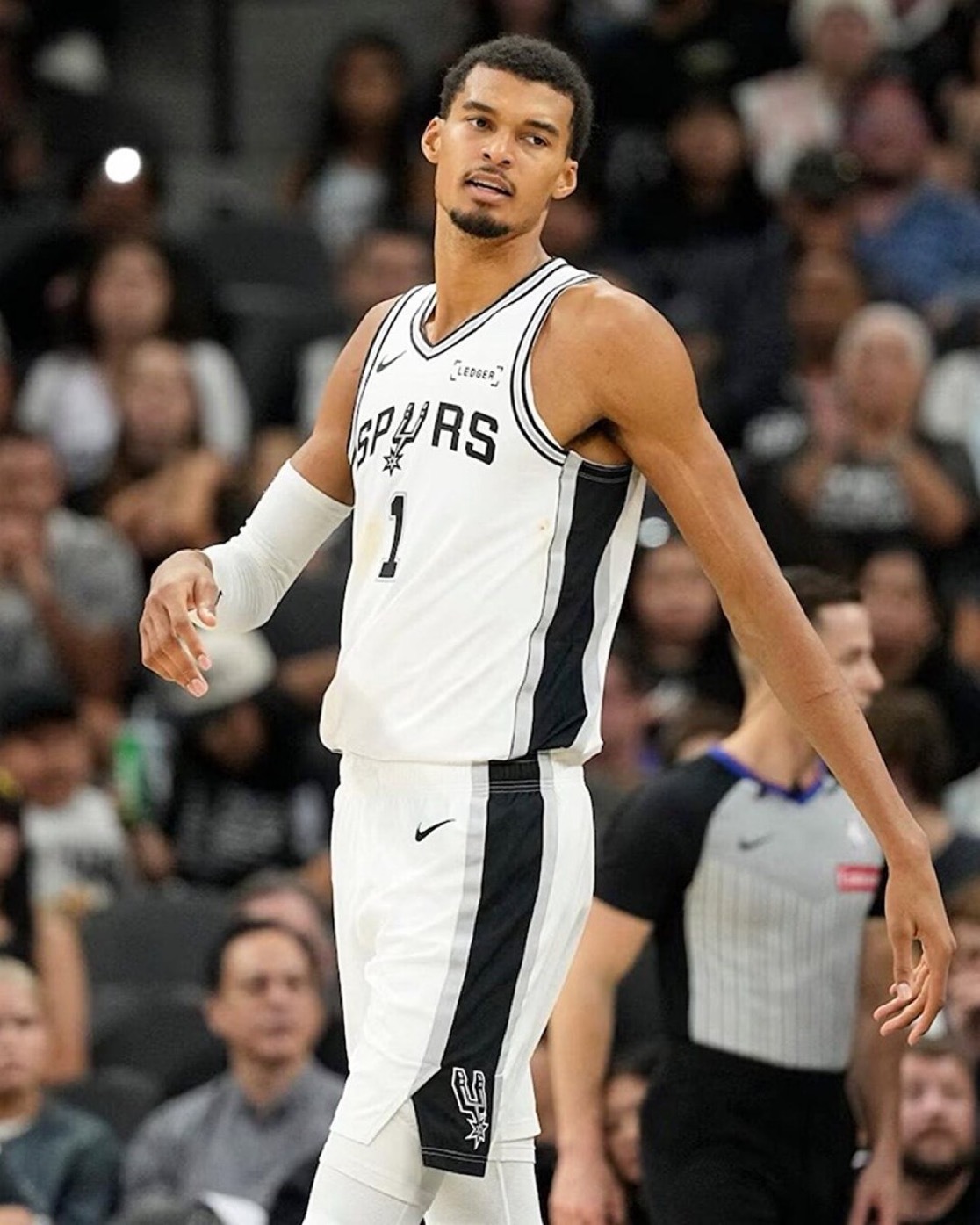 马刺战胜鹈鹕福克斯高级货维克托·文班亚马今晚获胜：18 points18 reb