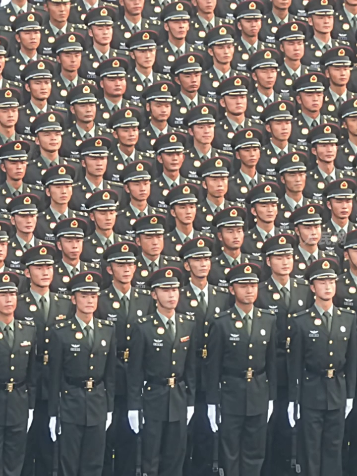 九三盛大阅兵好激动，马上要看到伟大的复制粘贴兵了[点赞][点赞] ​​​