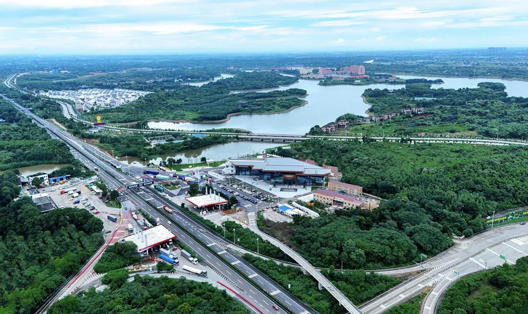 驿路焕新，湖光赴约｜长张高速清水湖服务区完成蝶变升级
 
穿行于湘西北的黄金旅游