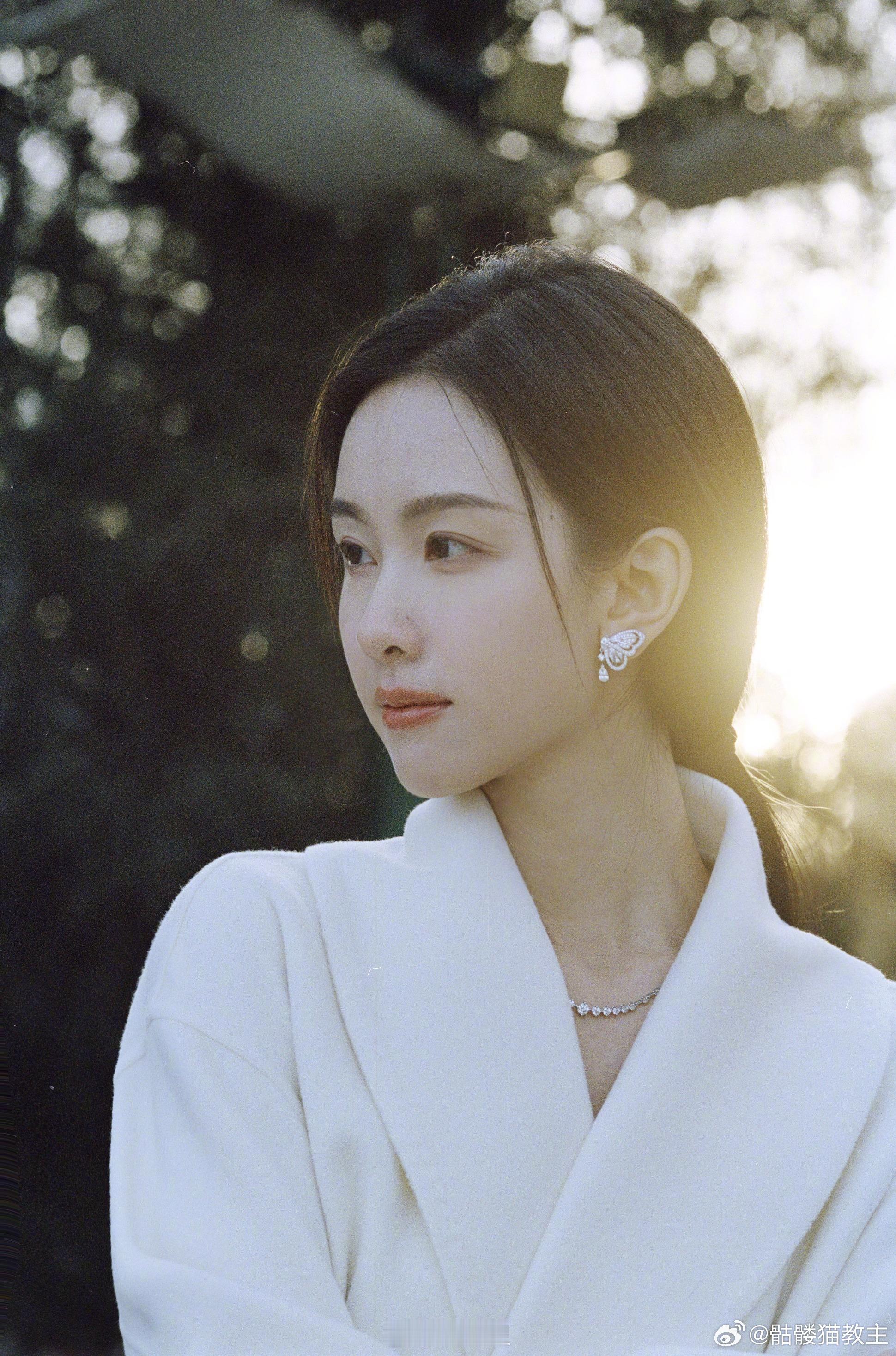 陈都灵官宣出席微博之夜陈都灵如约来到微博之夜的星光舞台，书卷芳华碰撞时尚感，这种