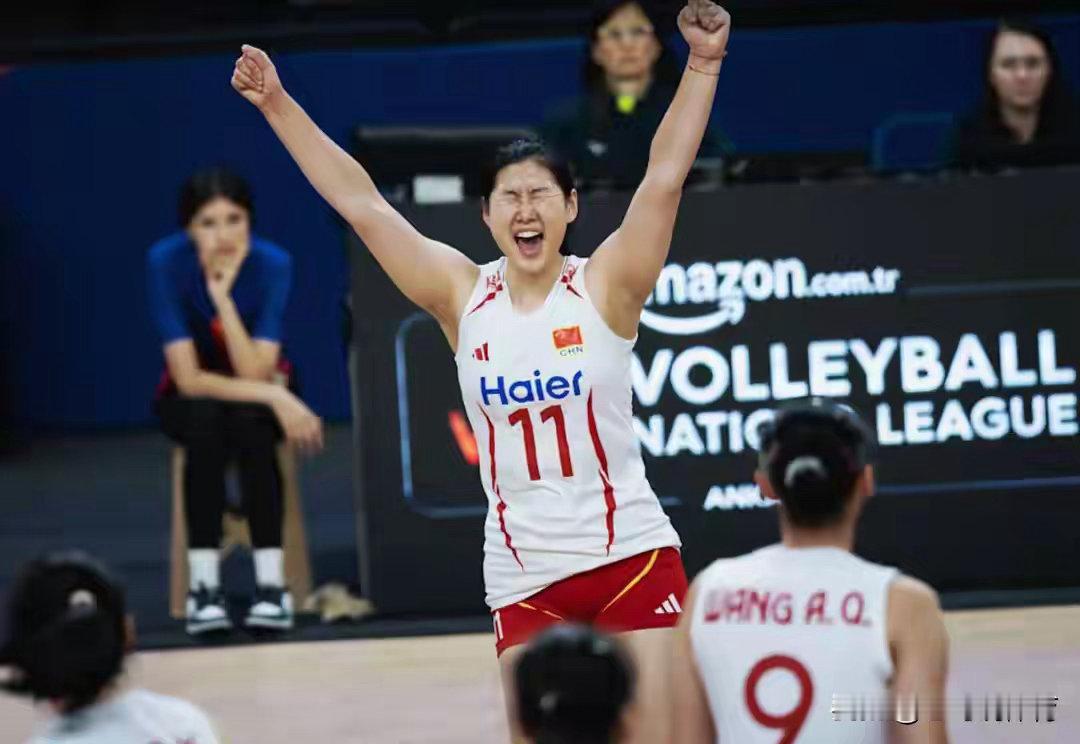 大喜讯！中国女排3-0法国、豪取5连胜，掀起青春风暴、单局大逆转大喜讯！北京时间