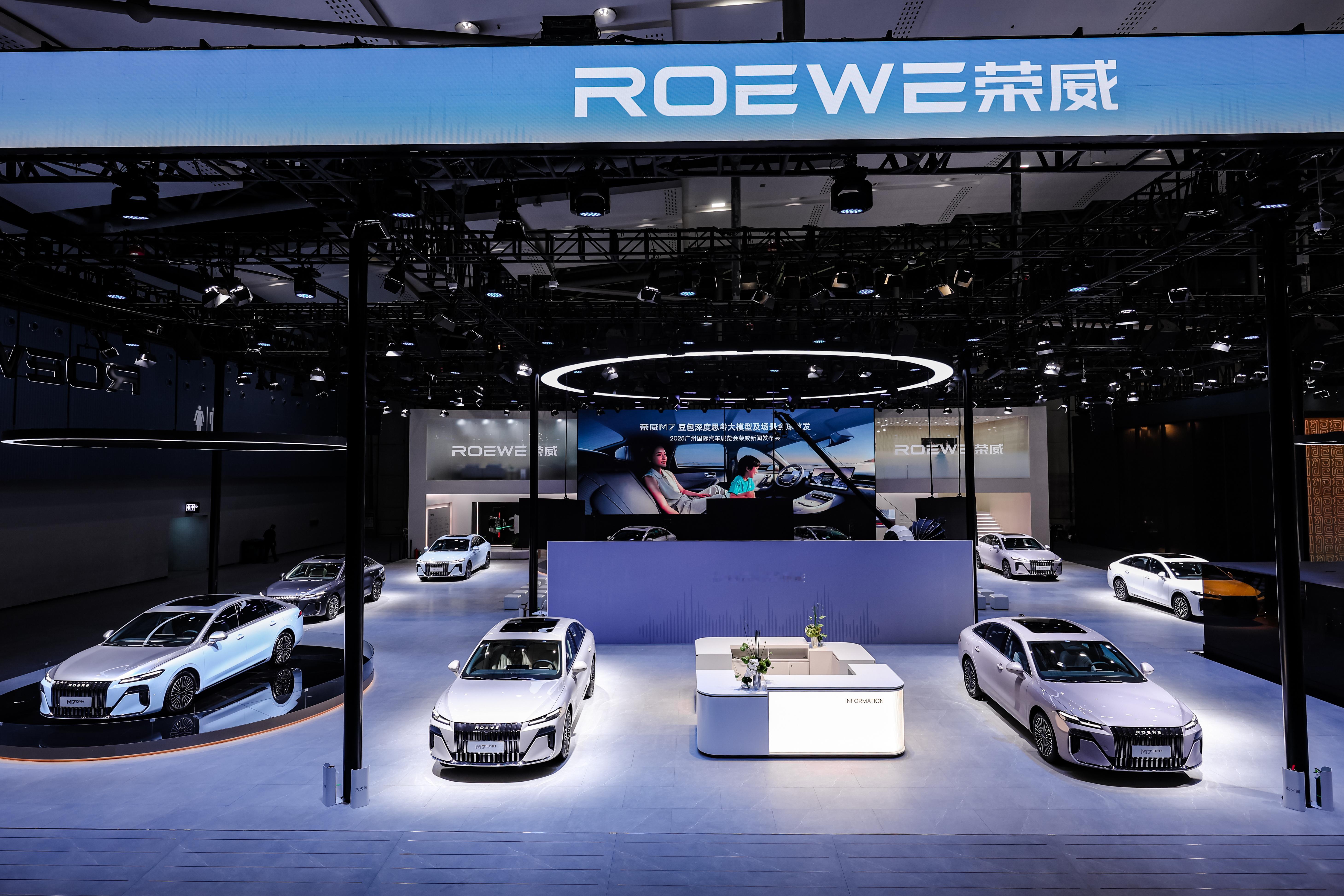 广州车展上，被荣威M7 DMH这个“活人感AI车机”吸引住了。它是全球首搭豆包深