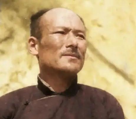 1947年，延安主动撤离。老红军韩继恩因故滞留城中，不幸被俘。面对审讯，他主动交