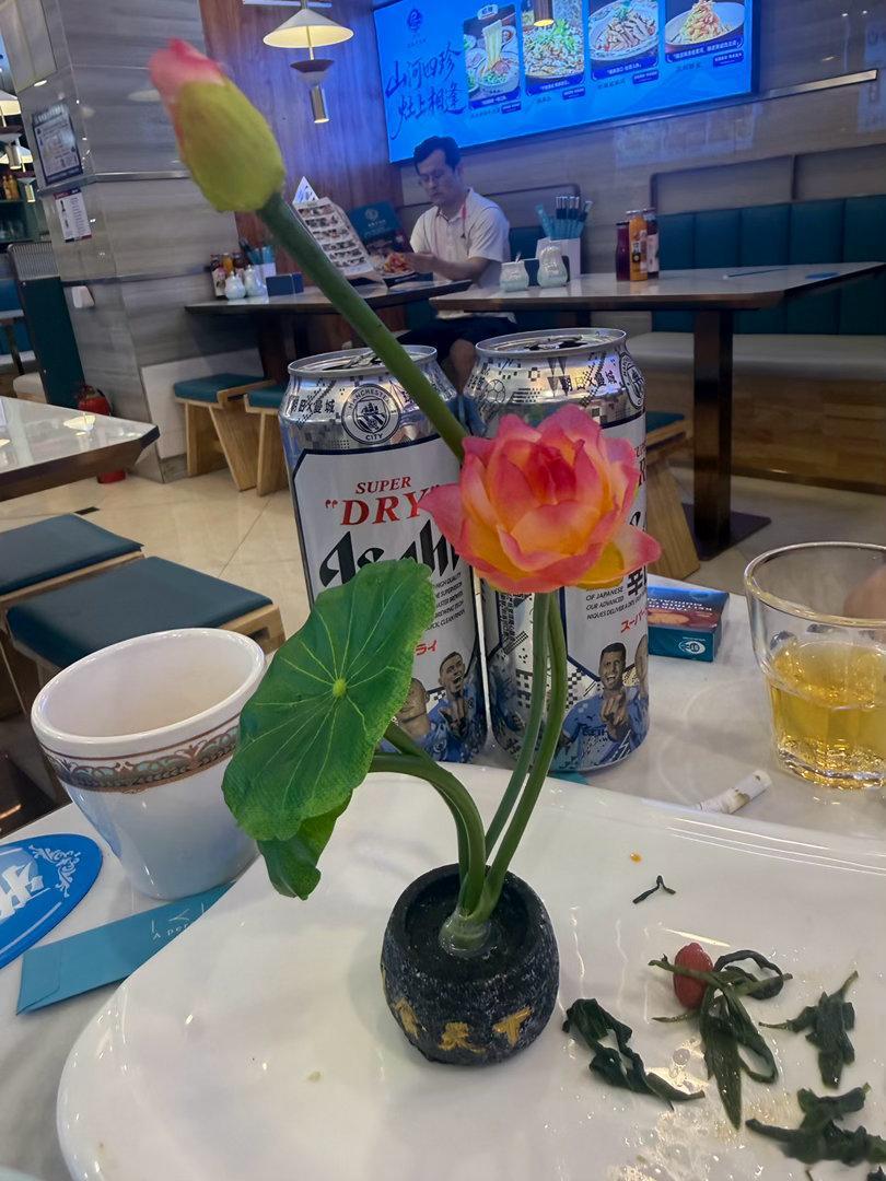 清真餐厅和老友小聚。因为清真，不卖酒，但允许我自己带白酒和啤酒……不解的是餐厅放