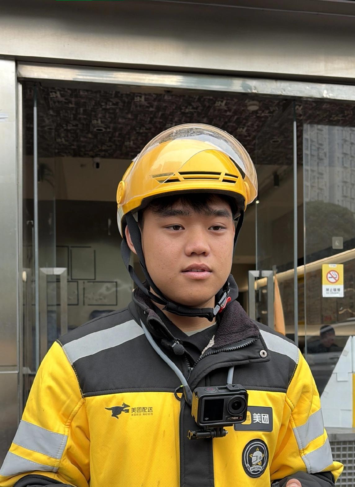 00后壮族骑手李济崇：电动车火情前的教科书式担当
 
李济崇，男，壮族，2006