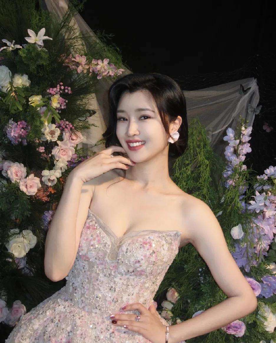 35岁的奚望是，作为重组家庭下的江浙独生女，但她继父依然为她的婚姻保驾护航。
在