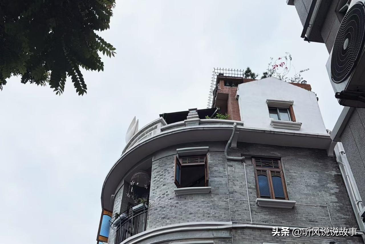 ❤️什么是双向奔赴的爱情：
1、两个人都独立。
2、两个人都优秀。
3、两个人离