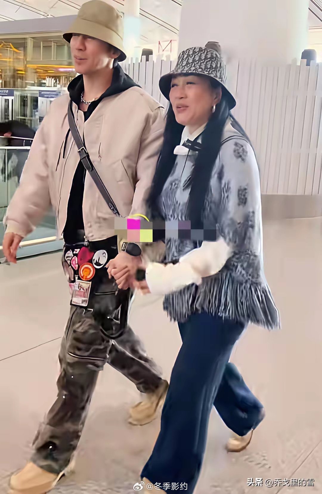 路人镜头下:55岁的钟丽缇和43岁的张伦硕，这才是最真实的！钟丽缇和直播间里看到