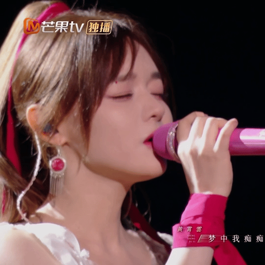 黄龄黄霄雲把贵州非遗戴在身上 黄霄雲将非遗马尾绣赠予姐姐，心意满满！黄龄在舞台上