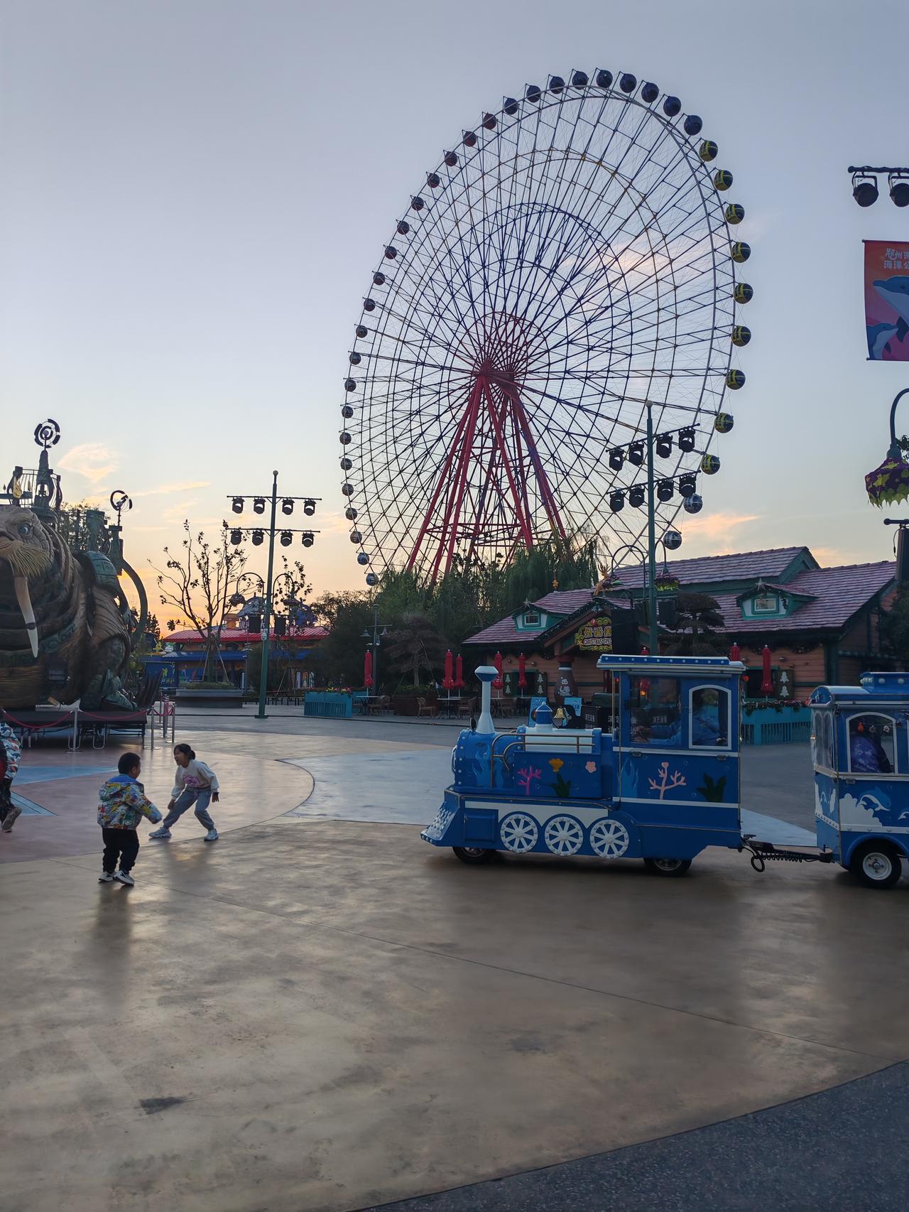 你相信“一宅不开两门”的说法吗没有一定的标准，怎个方便就怎个，地势不一样所以规划