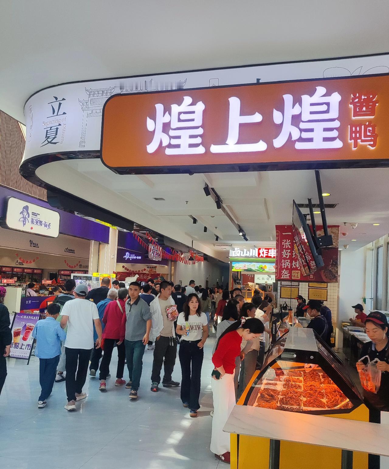 富平服务区绝对是陕西高速服务区的天花板。[灵光一闪]
去了陕西好多服务区，发现里