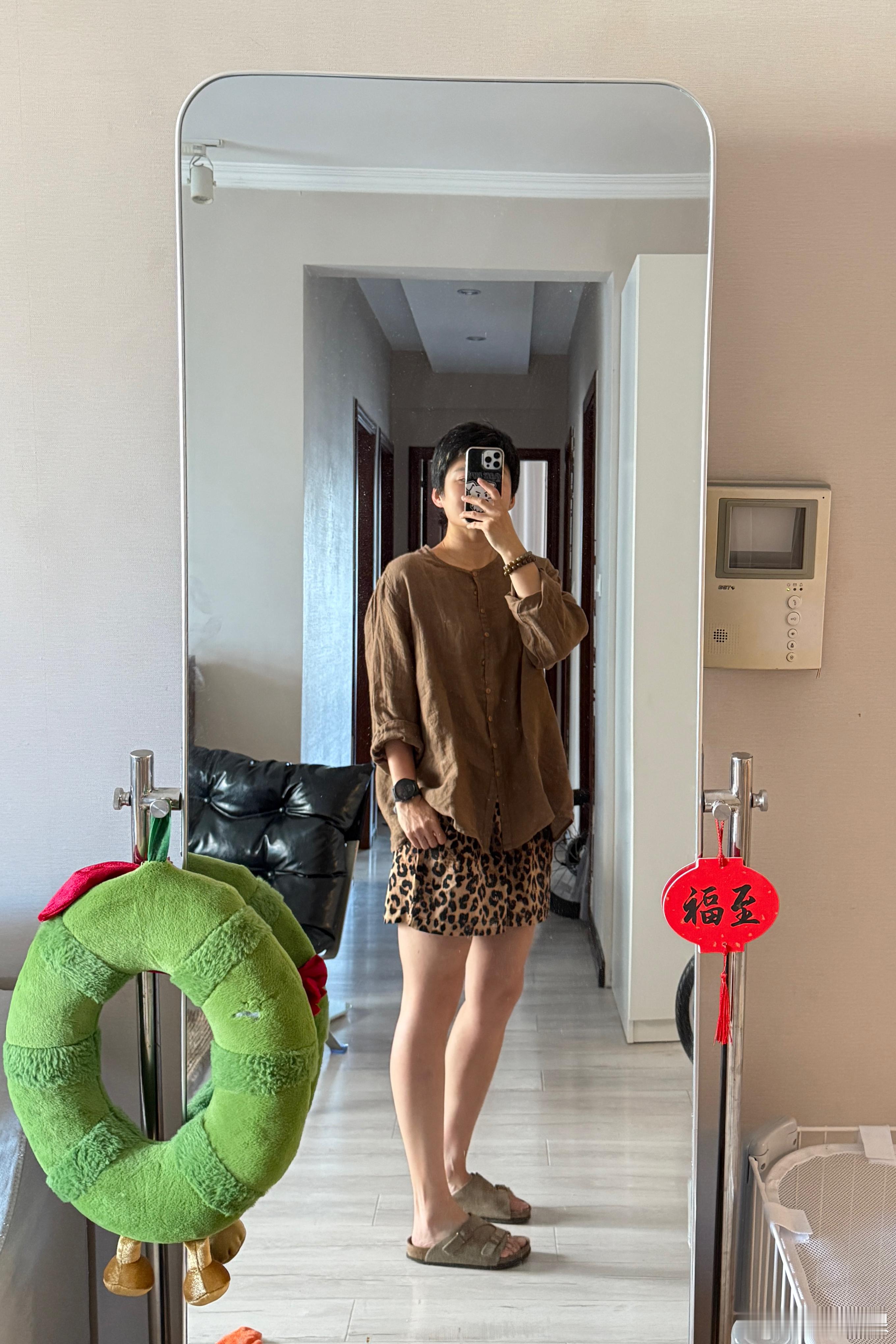 最近这条豹纹短裤焊身上了，出去玩也穿、在家也穿、遛娃遛狗也穿，总之就是每天都在穿