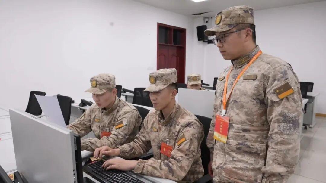 大专在校生满足报考条件的战友，在部队至少拥有两次考取军校本科的机会，上岸途径更多