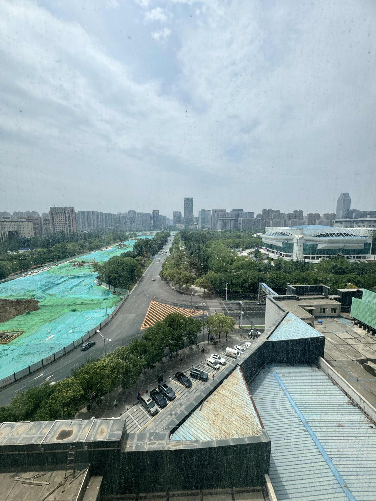 西安城市运动公园真不错。占地约800亩，有很多运动场地。像篮球、网球、足球场地都