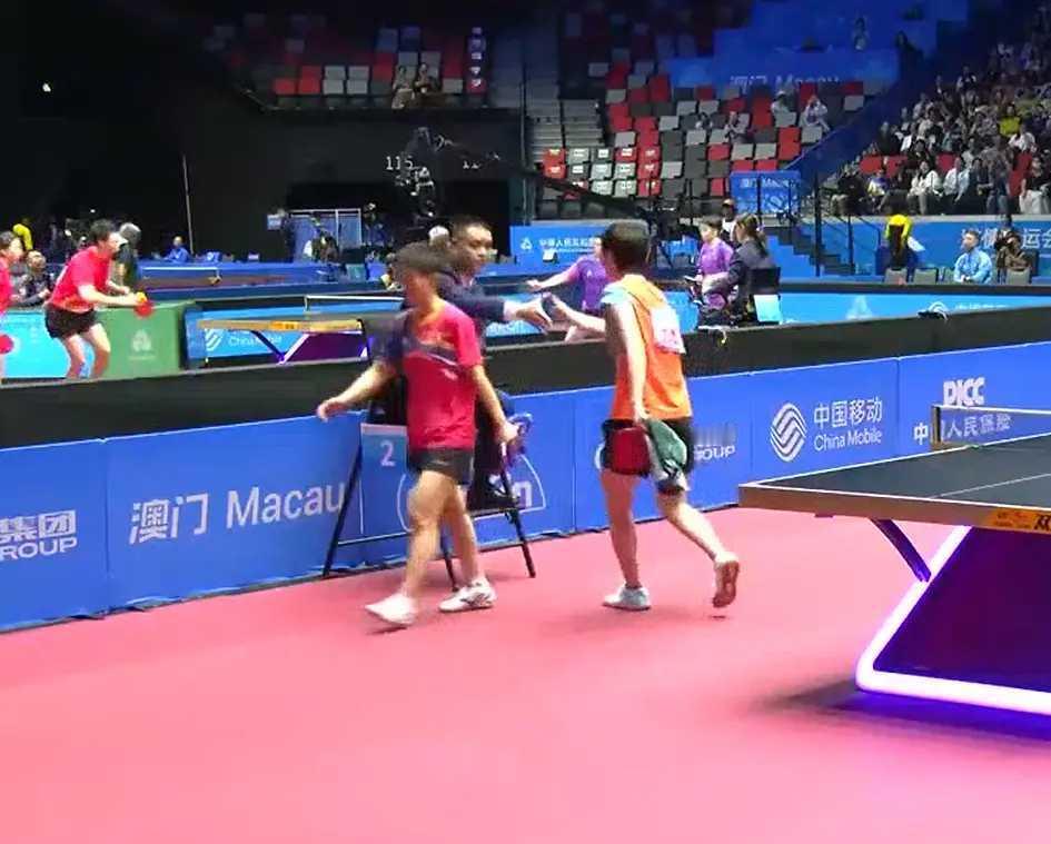 王曼昱4-3范思琦进16强！第2局发球觉醒，决胜局落后4分完成逆转 全运会乒乓球