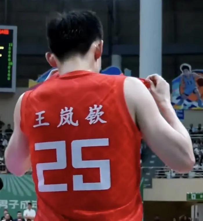 杨鸣指导不用的球员原来这么强！
在刚刚结束的一场全运会男篮预选赛中，山东队以88
