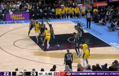 湖人还是交易吧，穆雷和里夫斯的差距太明显了！
北京时间1月31日，湖人上半场战罢