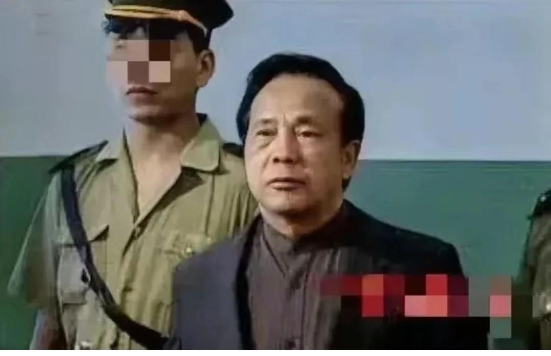 2000年，被判处死刑的成克杰，站在法庭上，一张罕见的留影，照片中的他穿着西装，