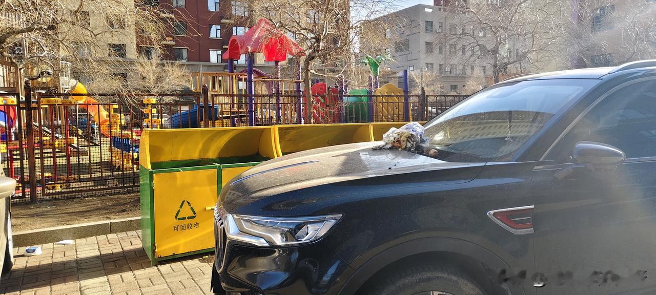 太离谱！临时停个车，
直接被邻居用垃圾“报复”，
这素质我真的服了

看看我们这