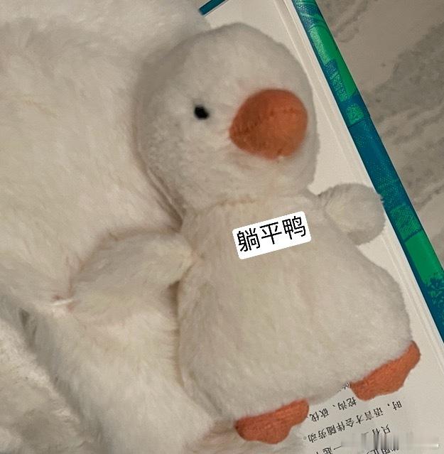 人家是一步一个脚印我家是一巴掌一个印😭😭😭好疼啊不就是吃完东西光脚在地上跑