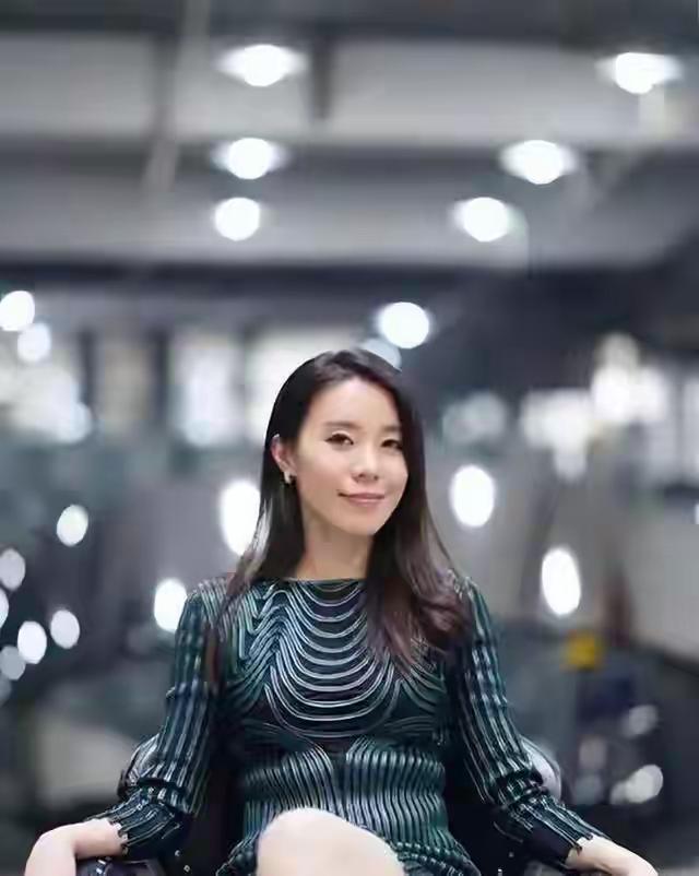王奕芝常被叫做“蔚来老板娘”，但她本身超优秀，曾是央视深耕7年的实力主持人。20