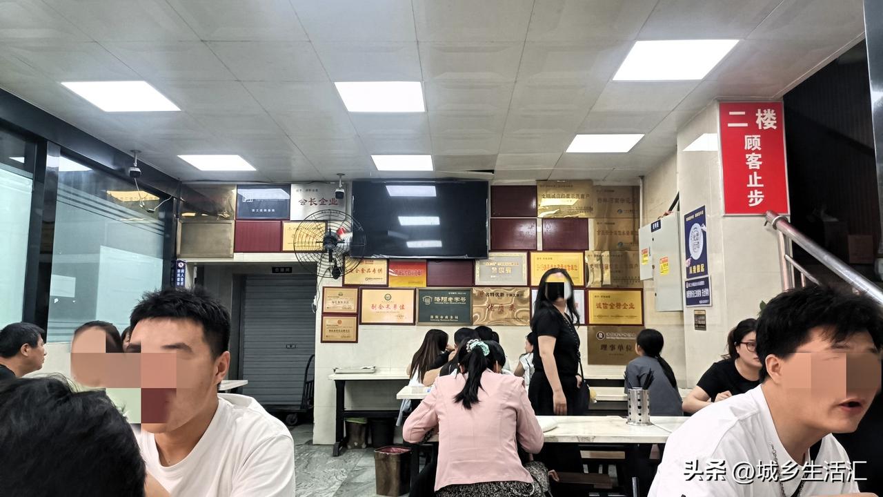 洛阳西工小街，有一家汤圆店，27年只买汤圆，一碗桂花汤配上糯米汤圆，冬天吃个热乎