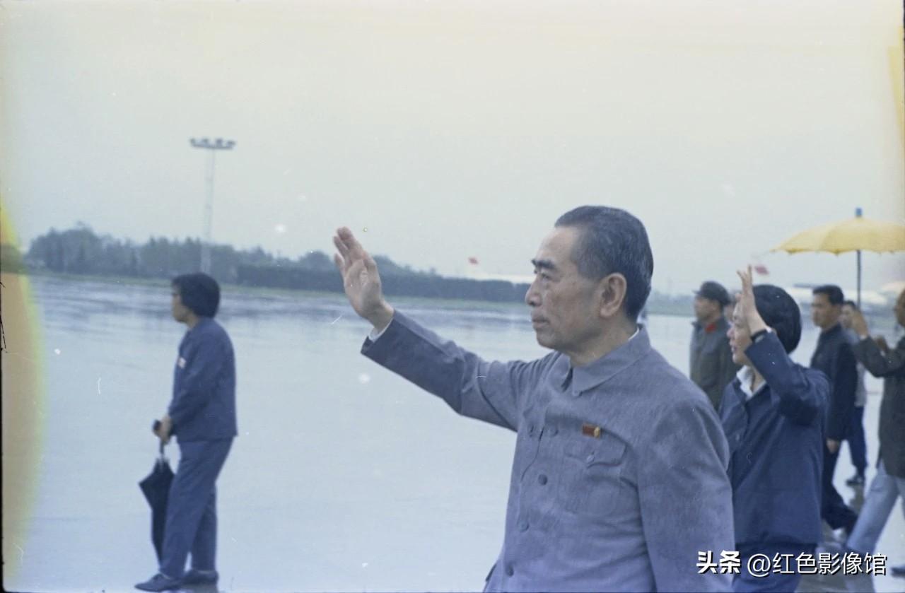 1973年周恩来冒雨为法国总统蓬皮杜送行