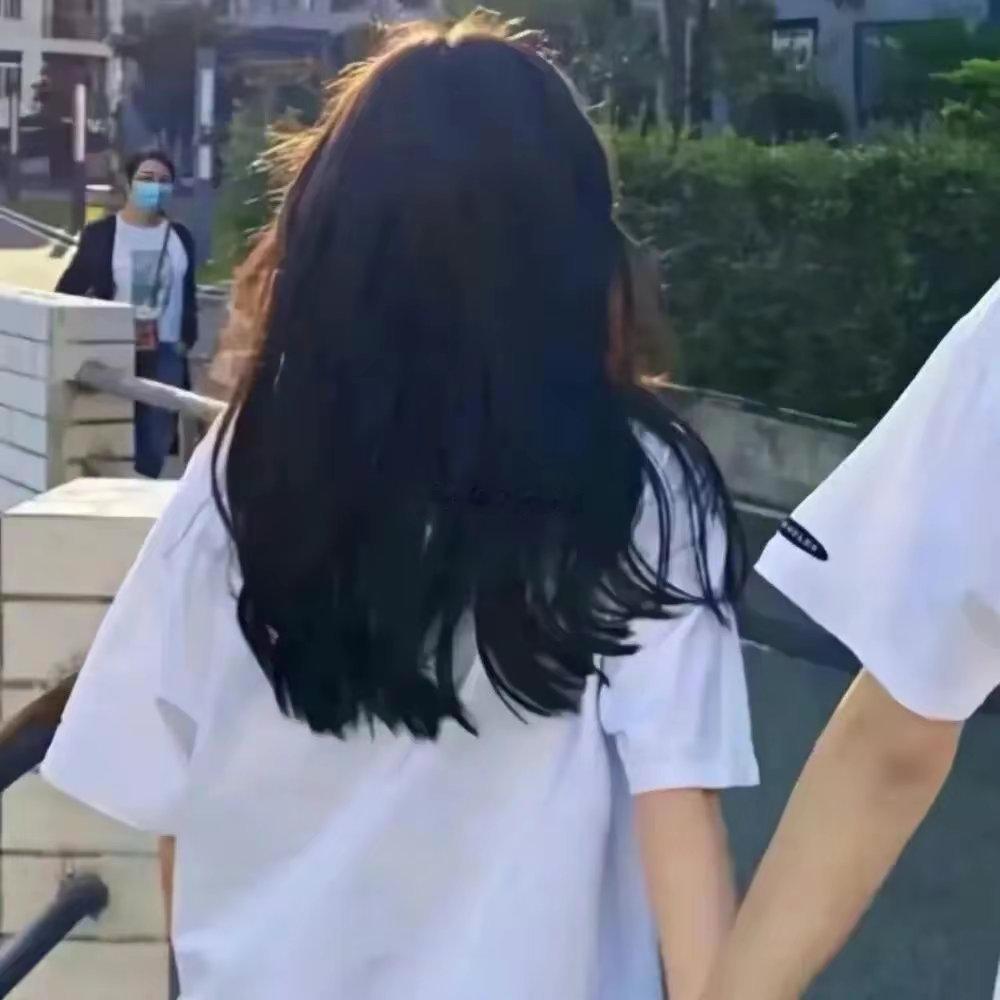 白羊座的女孩子性格还挺外向的，不过他们在面对完全不熟悉的人时还是有鞋小矜持的，不